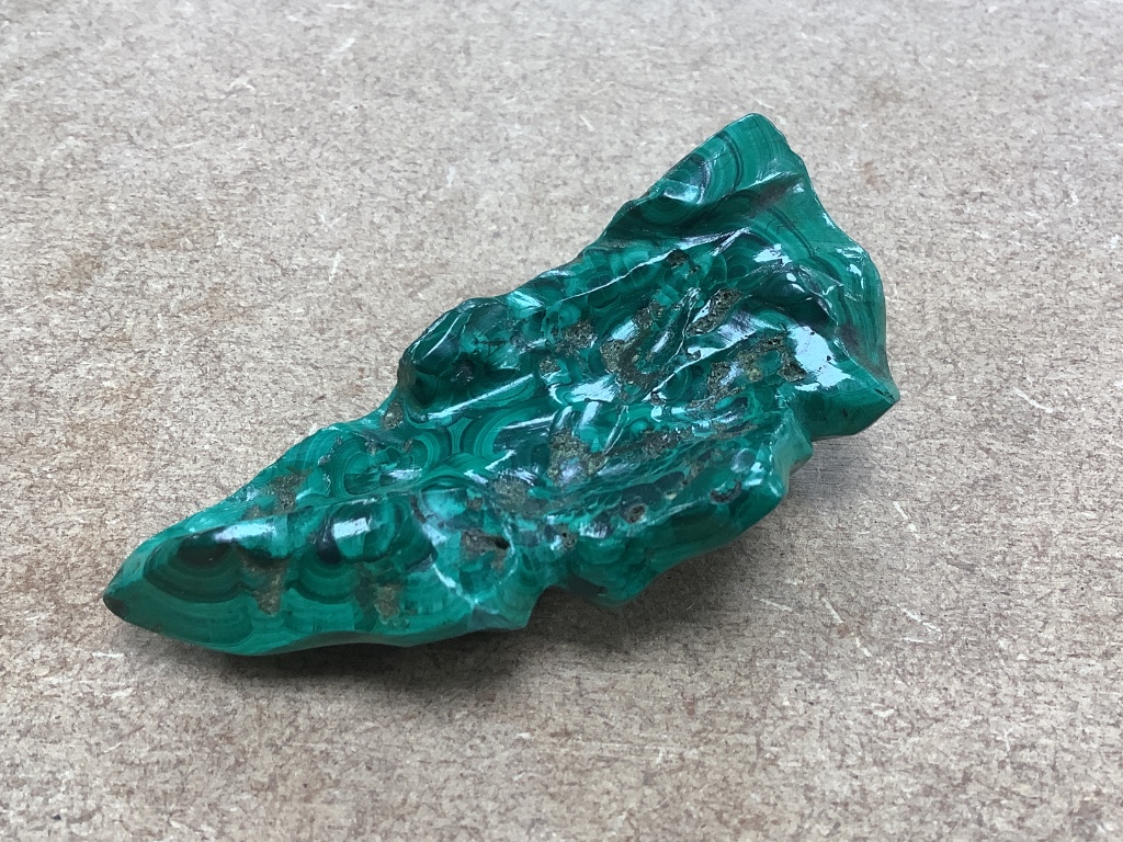 A Chinese malachite brush rest, Qing dynasty, 9.5cm wide